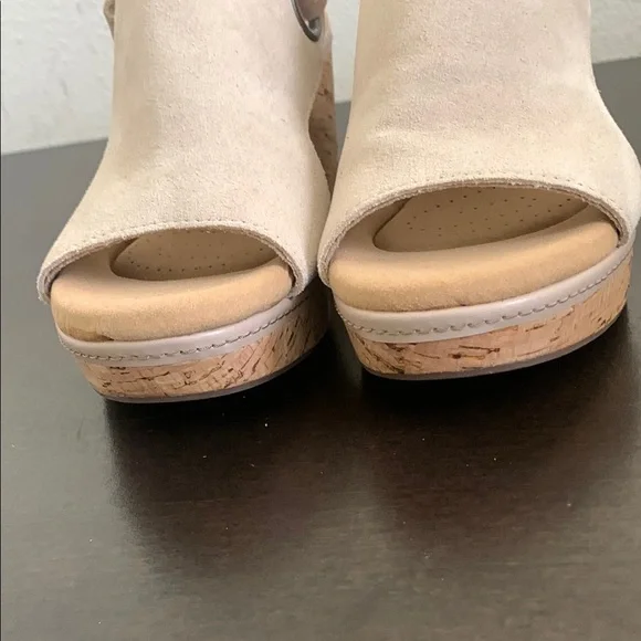 Elegant Women's Cream Wedge Sandals - Picture 6 of 10